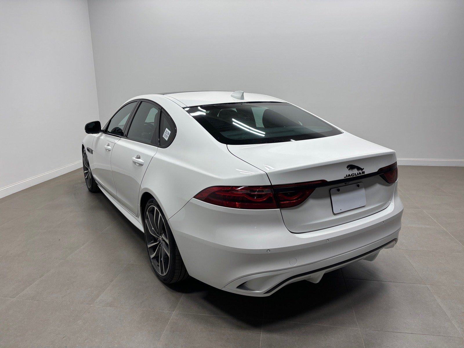 Used 2024 Jaguar XF R-Dynamic SE AWD/4WD image 9