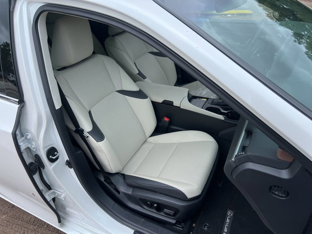 Used 2024 Lexus ES 350 w/ Premium Package image 13