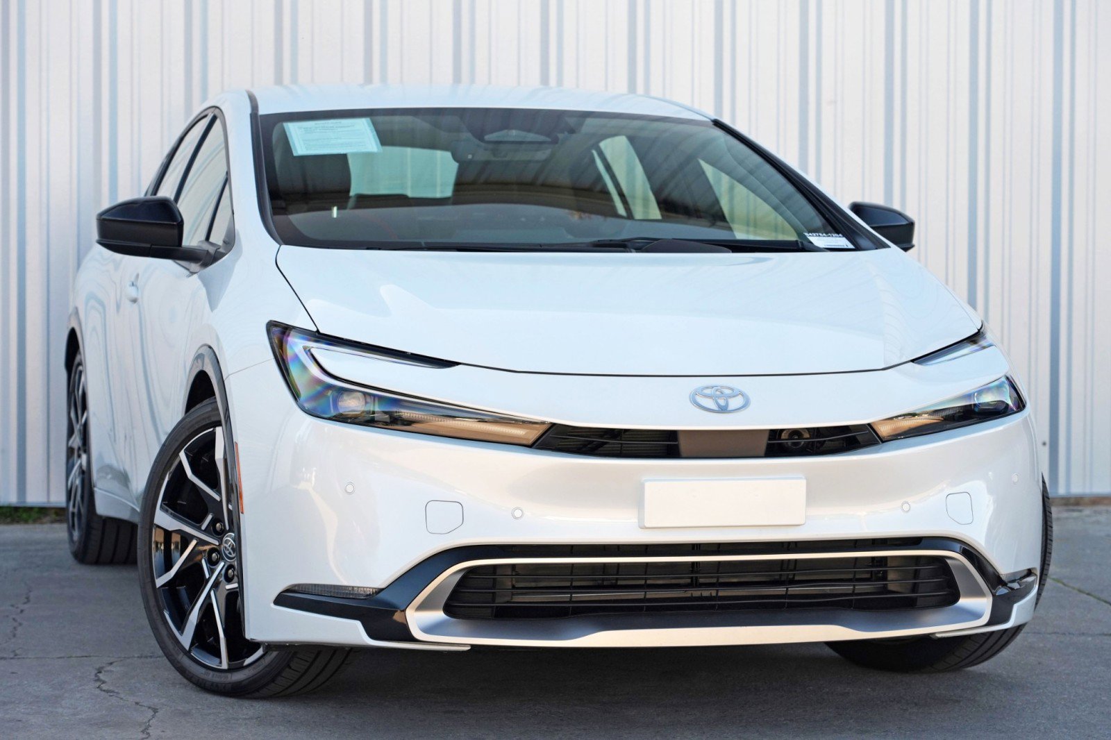 Used 2025 Toyota Prius Plug-In Hybrid XSE FWD image 2