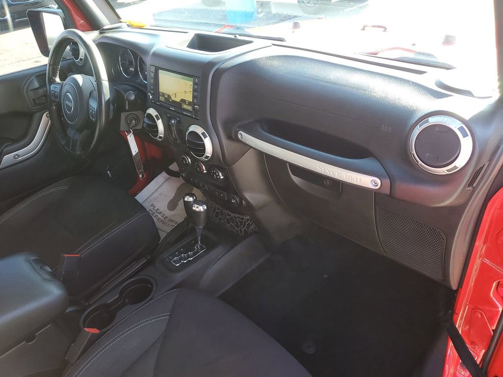 Used 2015 Jeep Wrangler Unlimited Sahara w/ Connectivity Group image 28