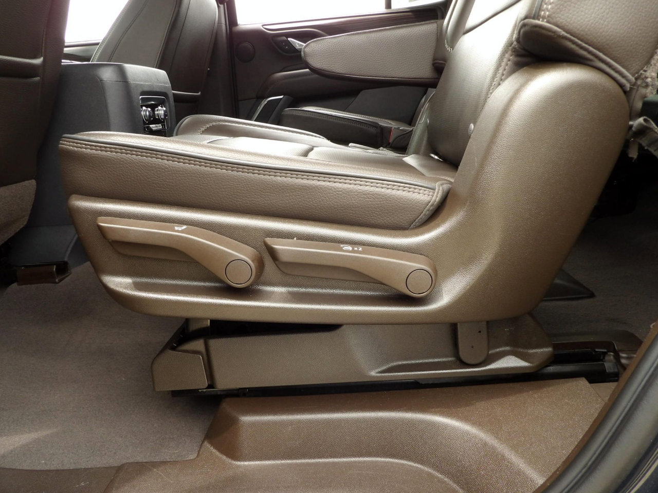 Used 2021 GMC Yukon Denali w/ Denali Premium Package image 34