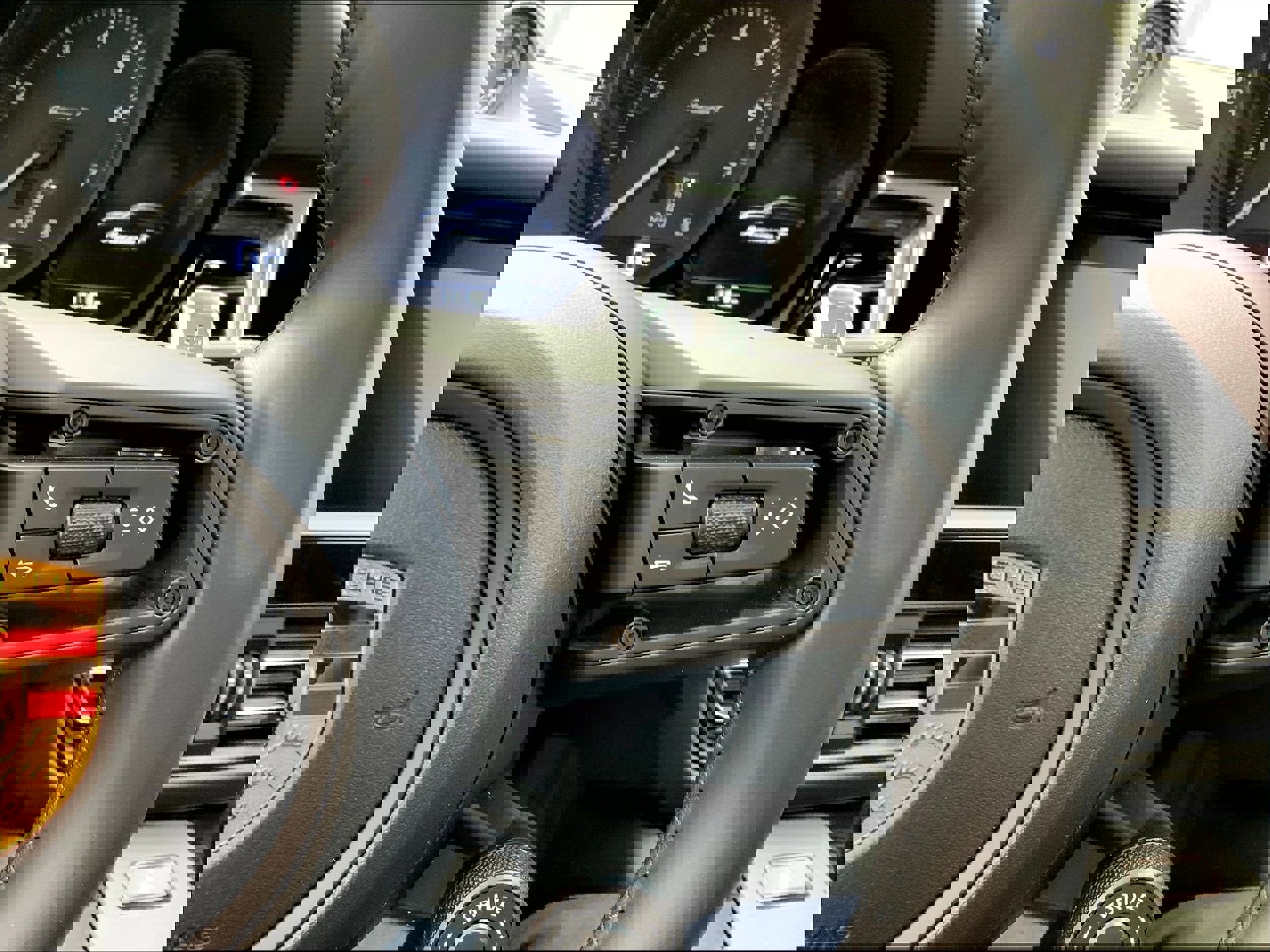 Used 2023 Porsche Macan Turbo image 16