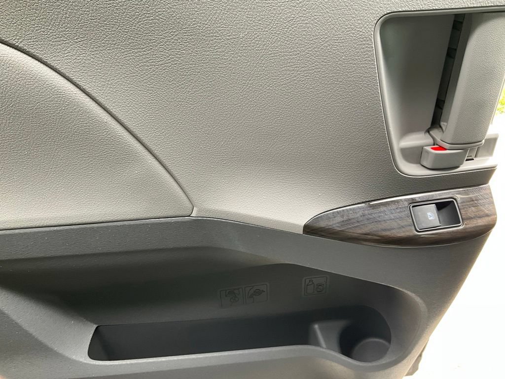 Used 2015 Toyota Sienna XLE AWD/4WD image 31