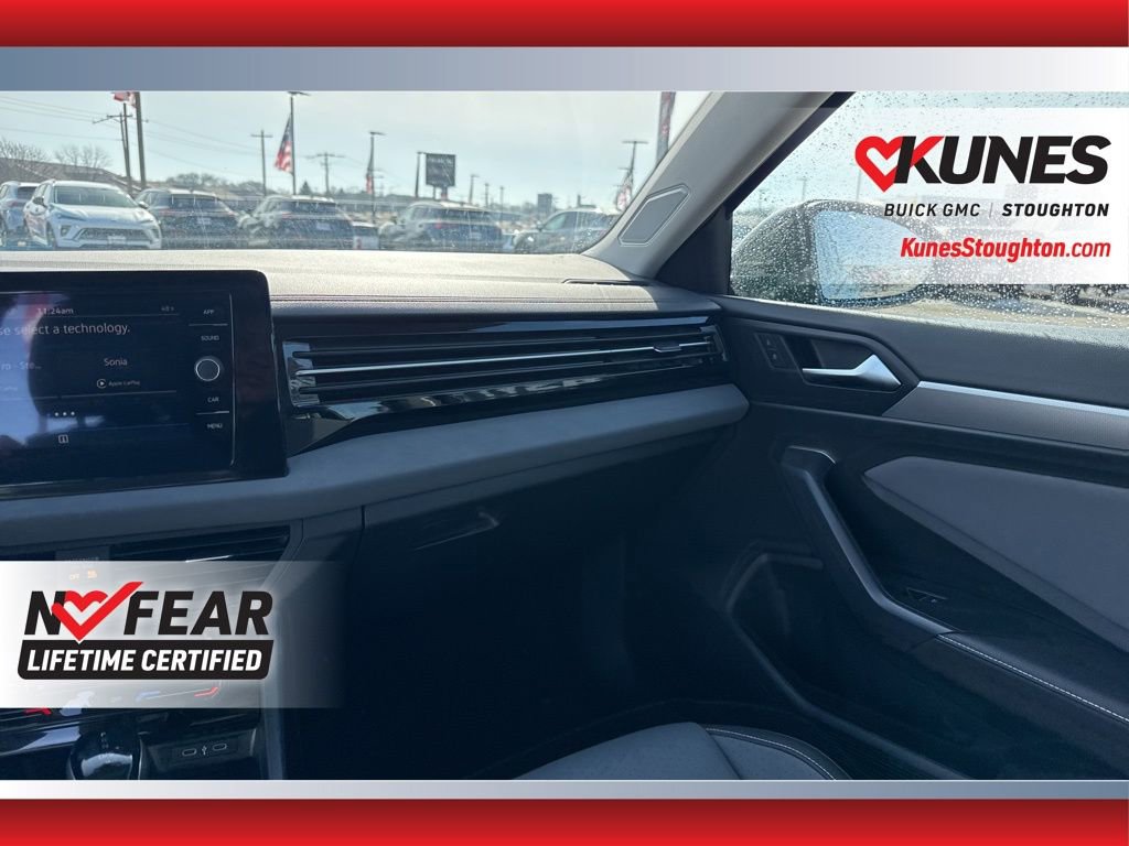 Used 2025 Volkswagen Jetta SE image 41