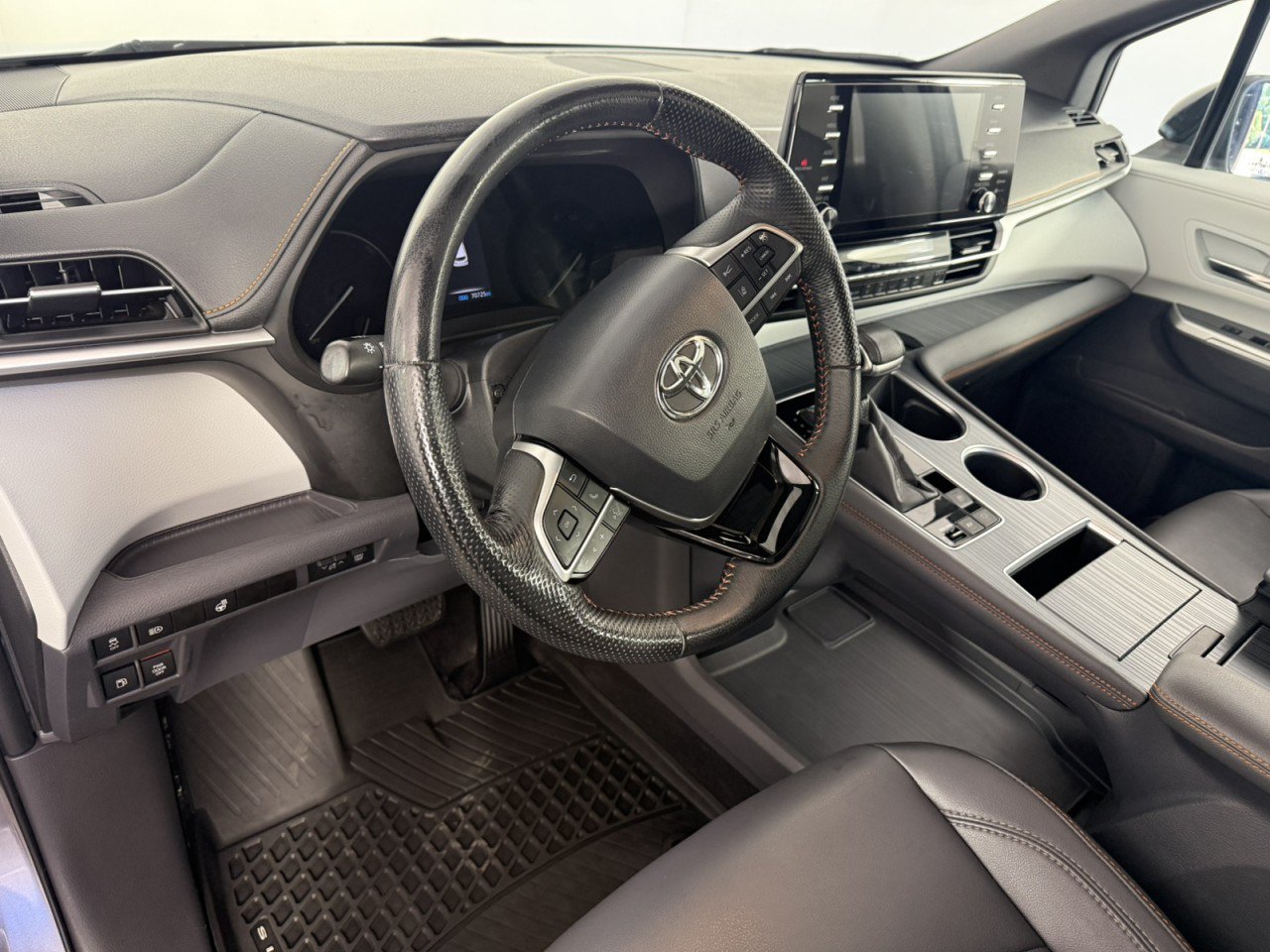 Used 2021 Toyota Sienna XLE FWD image 18