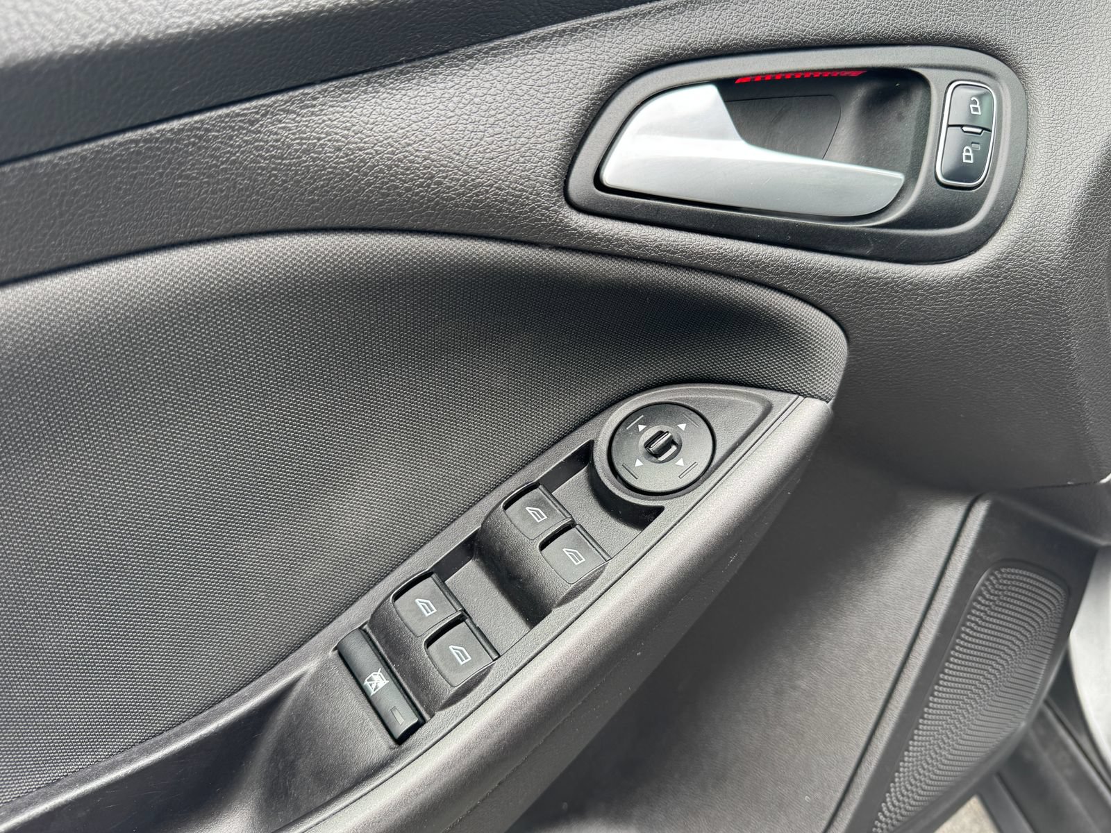 Used 2017 Ford Focus SEL w/ Cold Weather Package FWD image 13