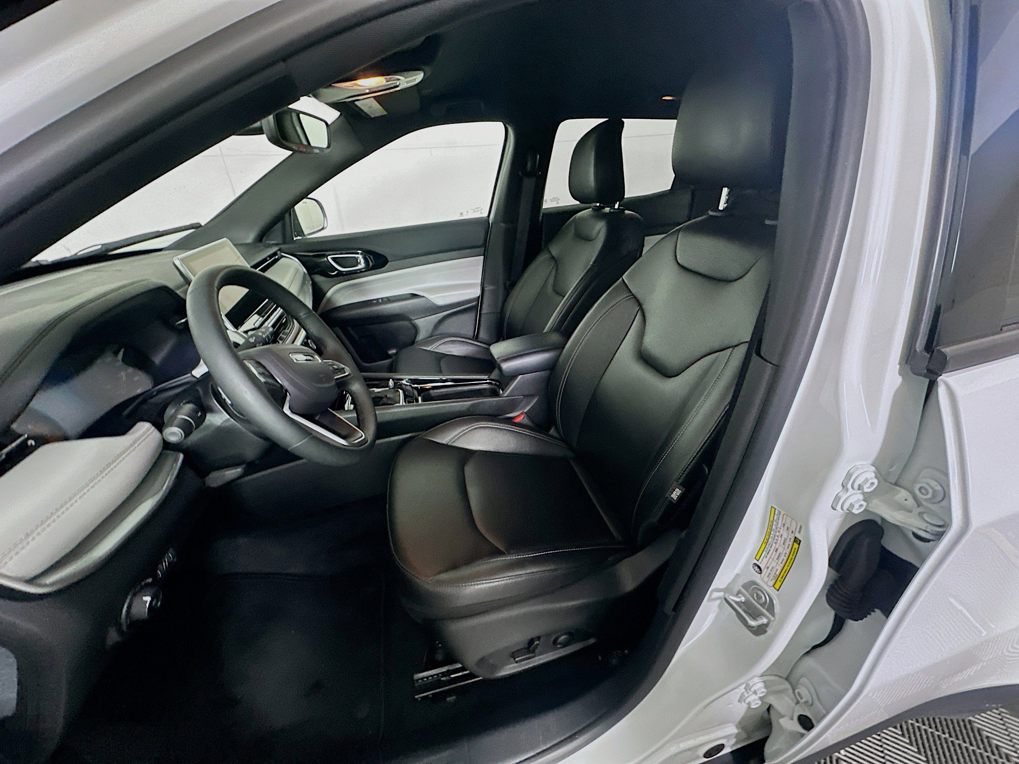 Used 2025 Jeep Compass Limited image 13