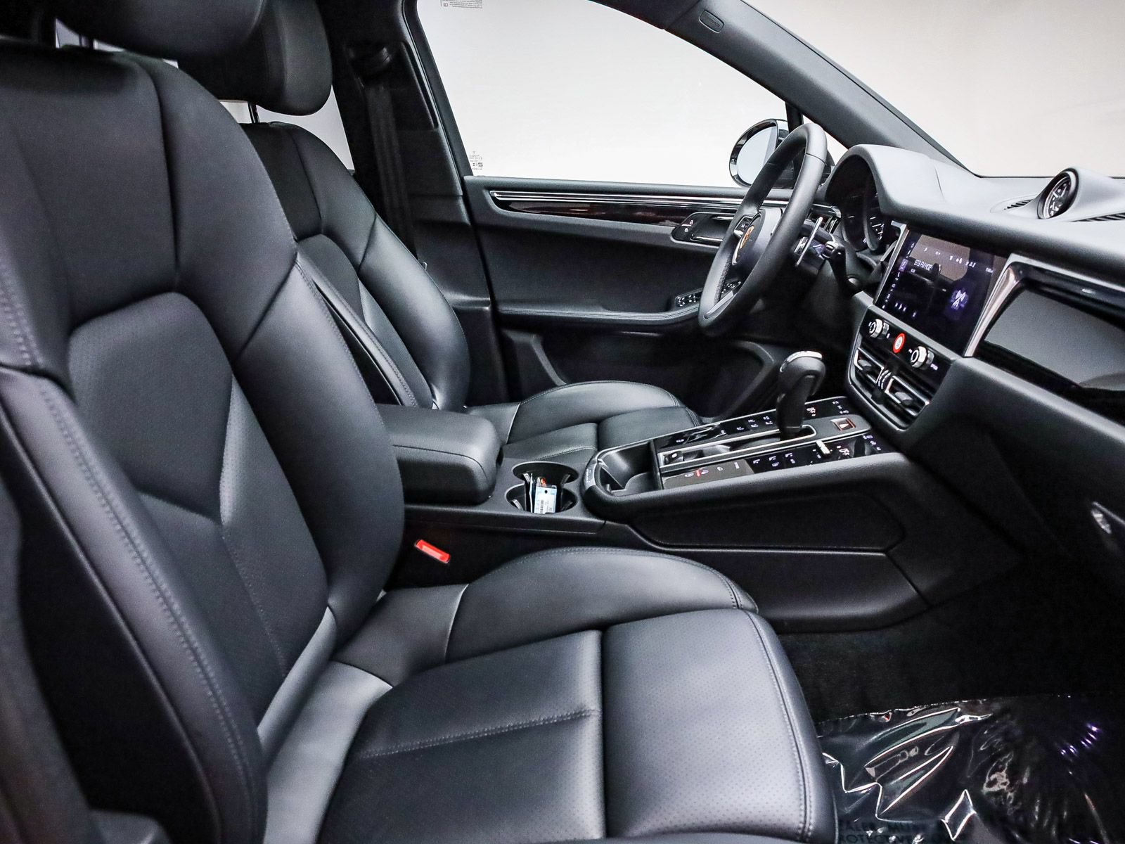 Certified 2026 Porsche Macan AWD/4WD image 18