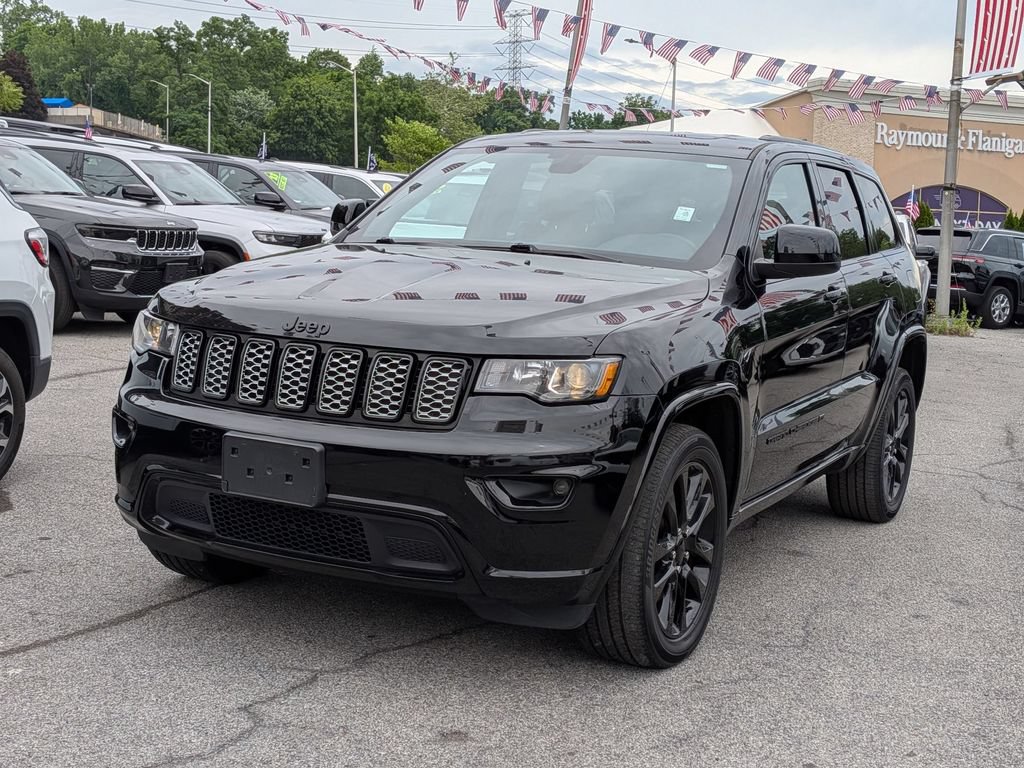 Used 2022 Jeep Grand Cherokee Laredo X AWD/4WD image 2
