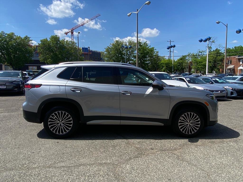 Used 2025 Volkswagen Tiguan S AWD/4WD image 2