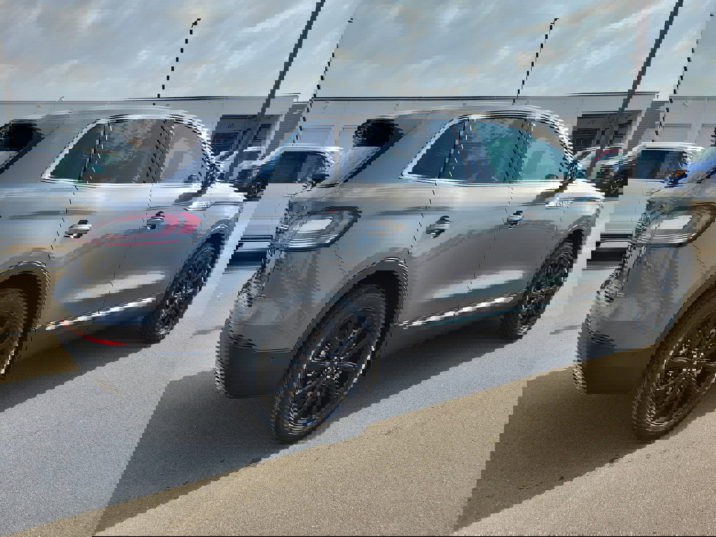 Used 2023 Lincoln Nautilus Reserve w/ Equipment Group 202A image 4