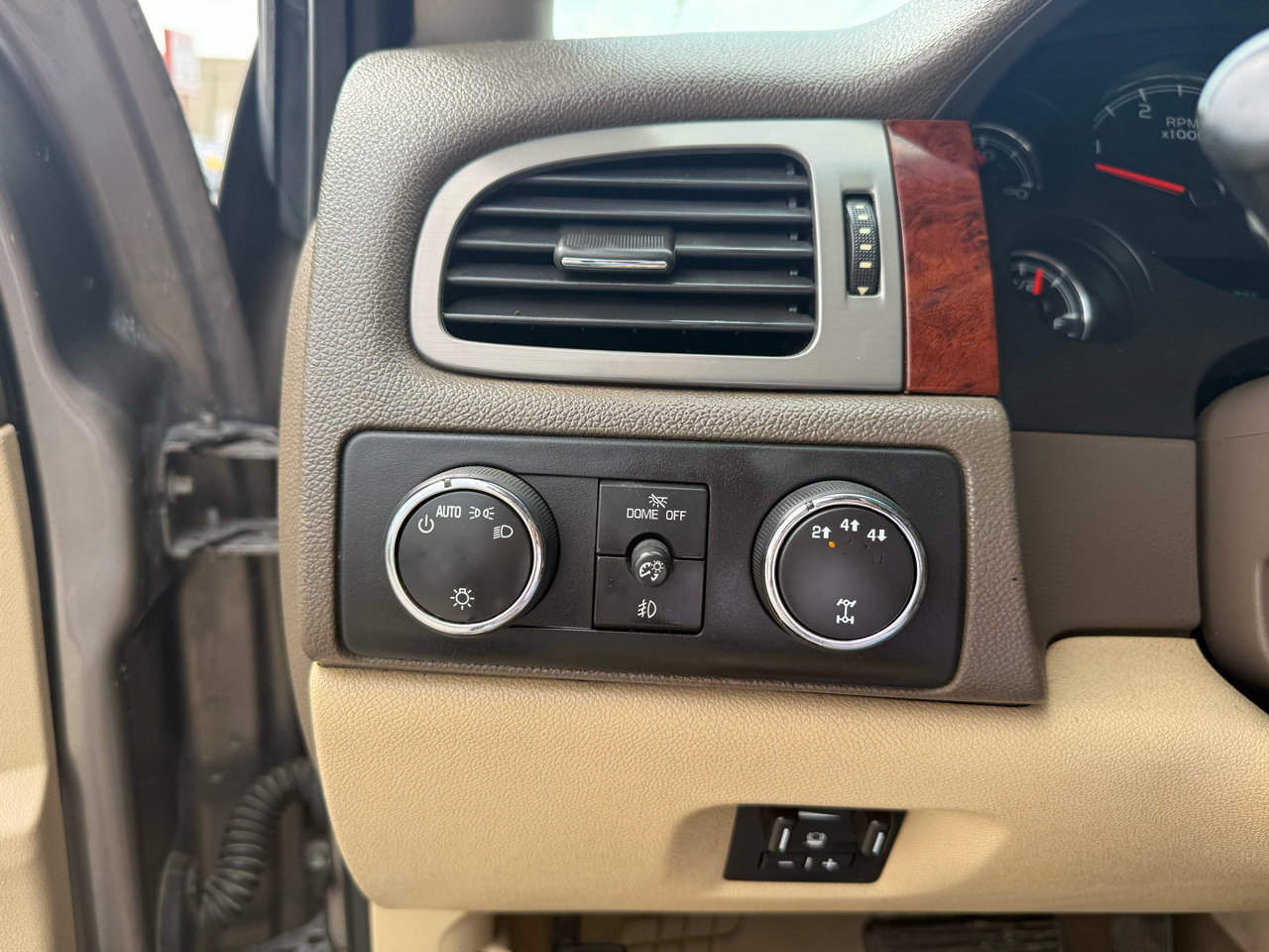 Used 2014 Chevrolet Silverado 2500 LTZ w/ LTZ Plus Package image 23