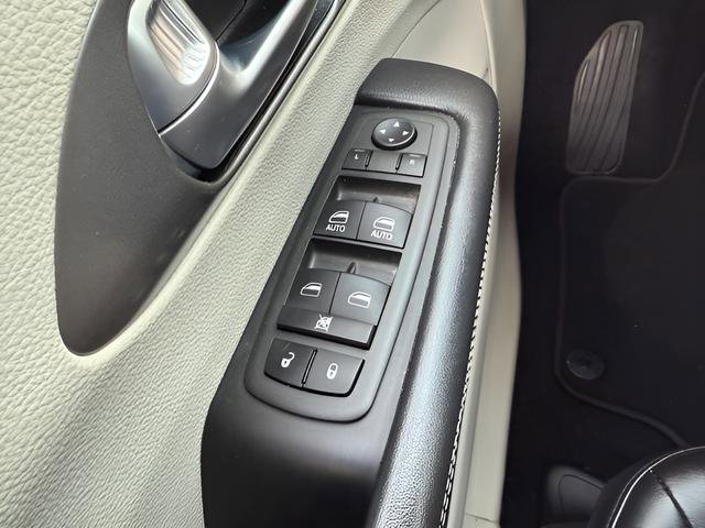 Used 2024 Chrysler Pacifica Touring-L FWD image 21