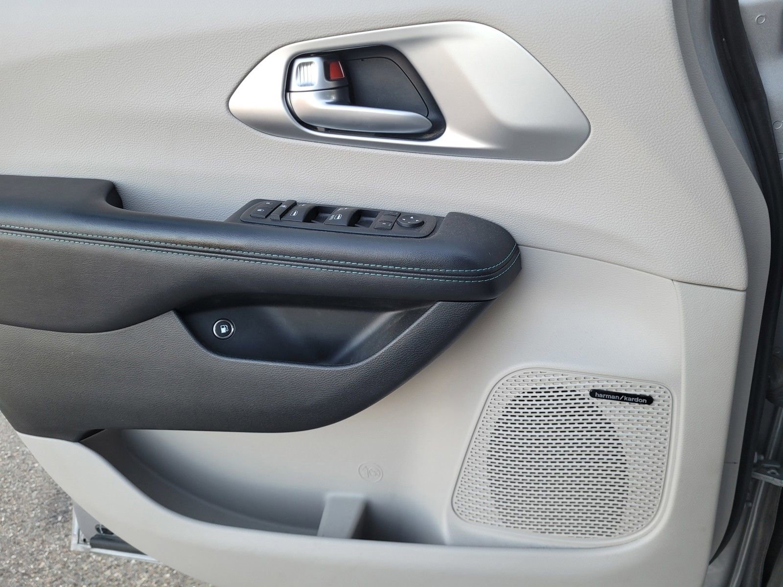 Used 2018 Chrysler Pacifica Limited w/ Advanced Safetytec Group image 23