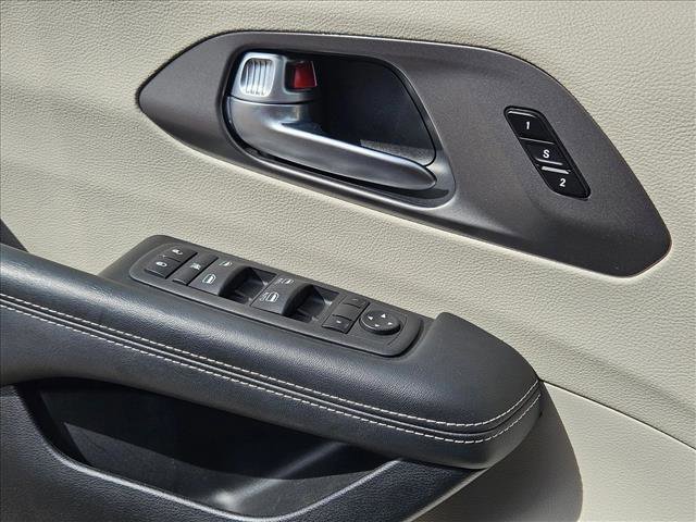 Used 2023 Chrysler Pacifica Touring-L FWD image 10