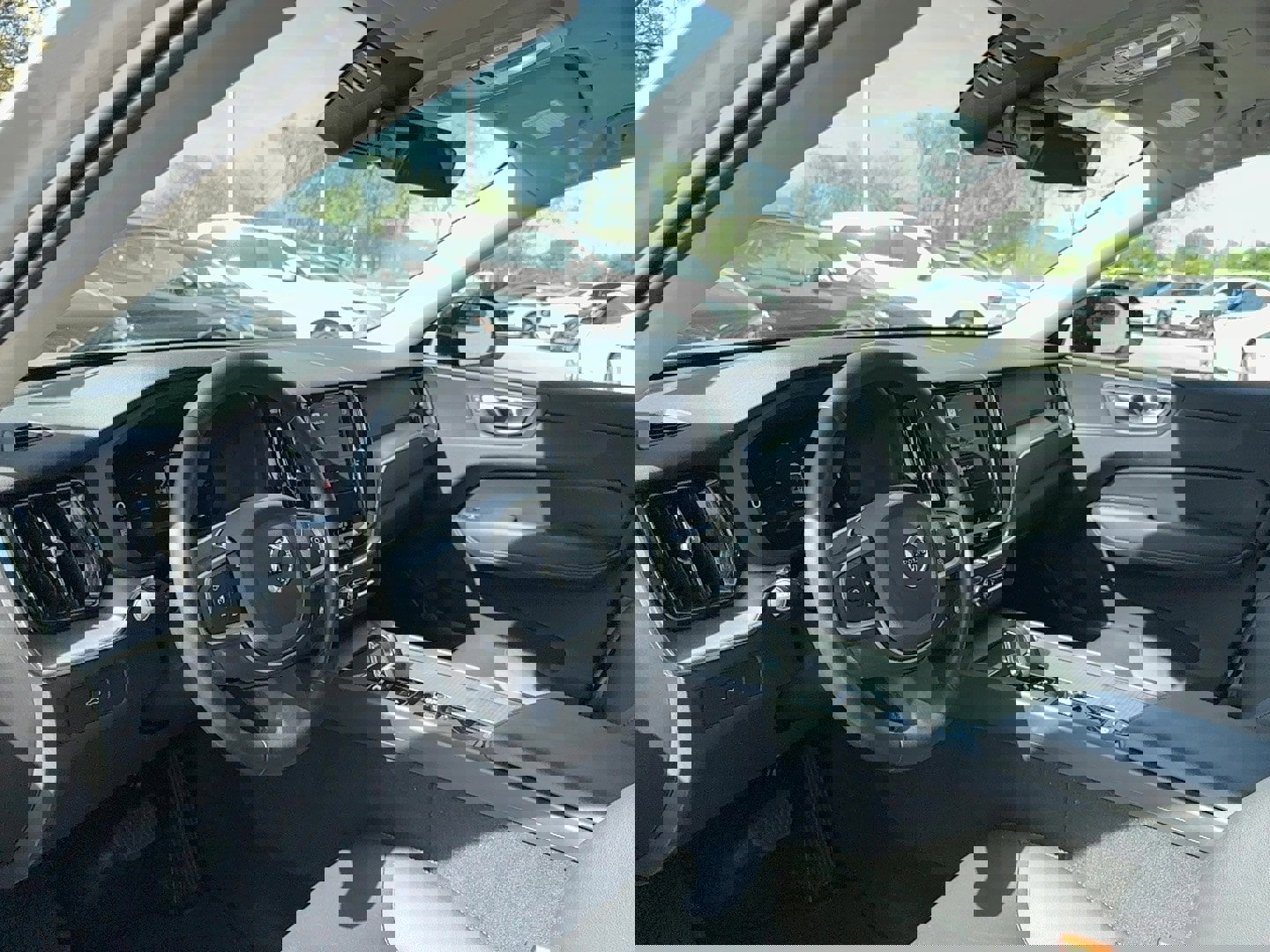 Used 2025 Volvo XC60 B5 Core image 9