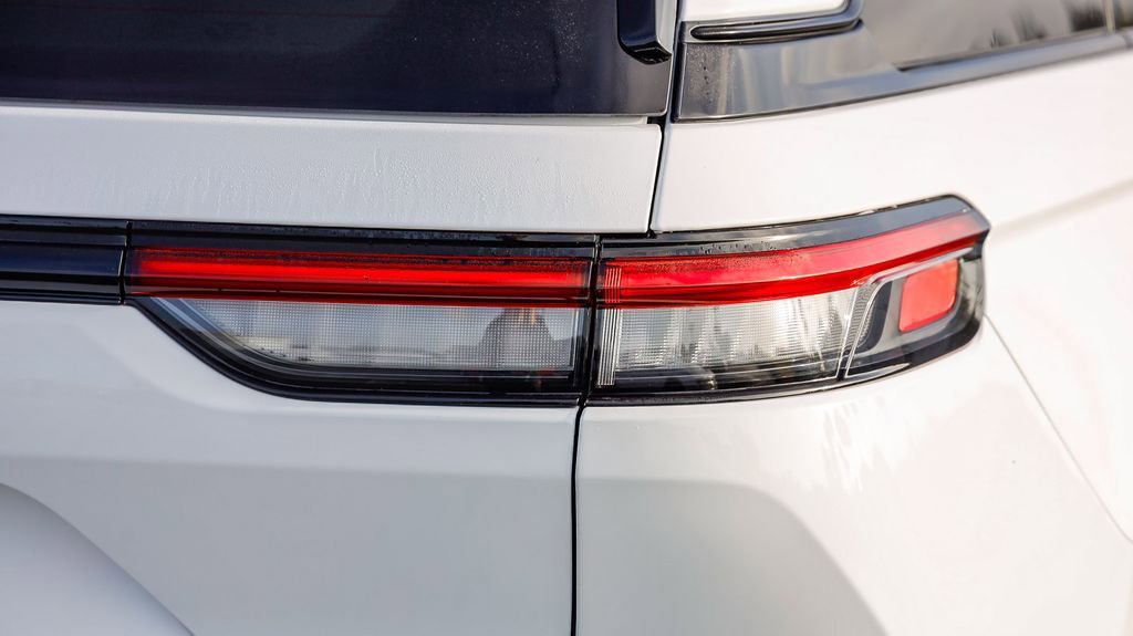 New 2025 Jeep Grand Cherokee Altitude image 10