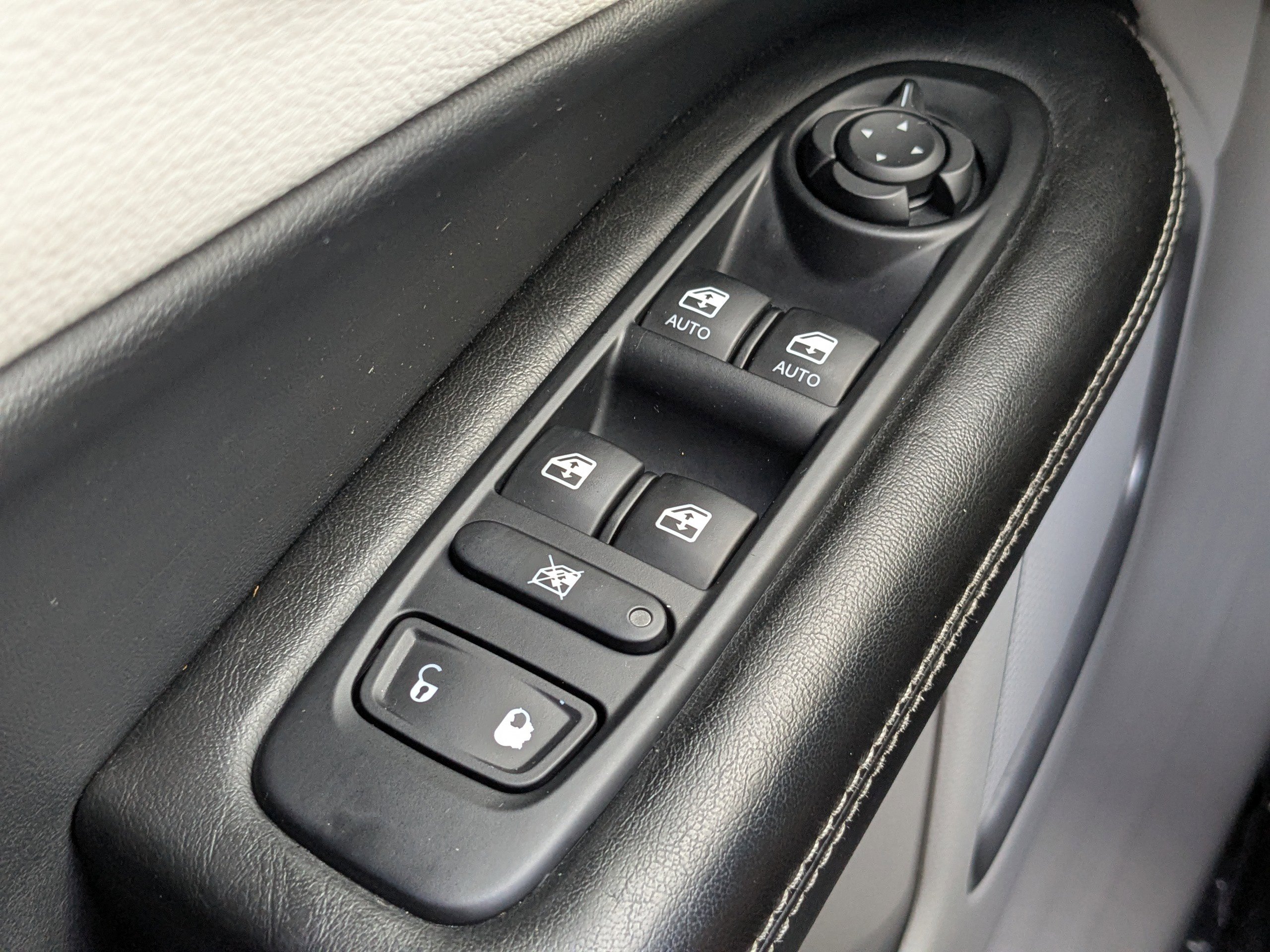 Used 2018 Jeep Compass Latitude image 27