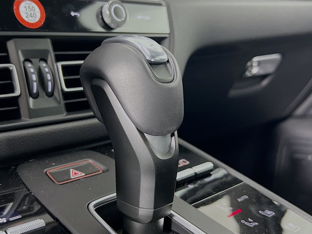 Certified 2025 Porsche Macan AWD/4WD image 19