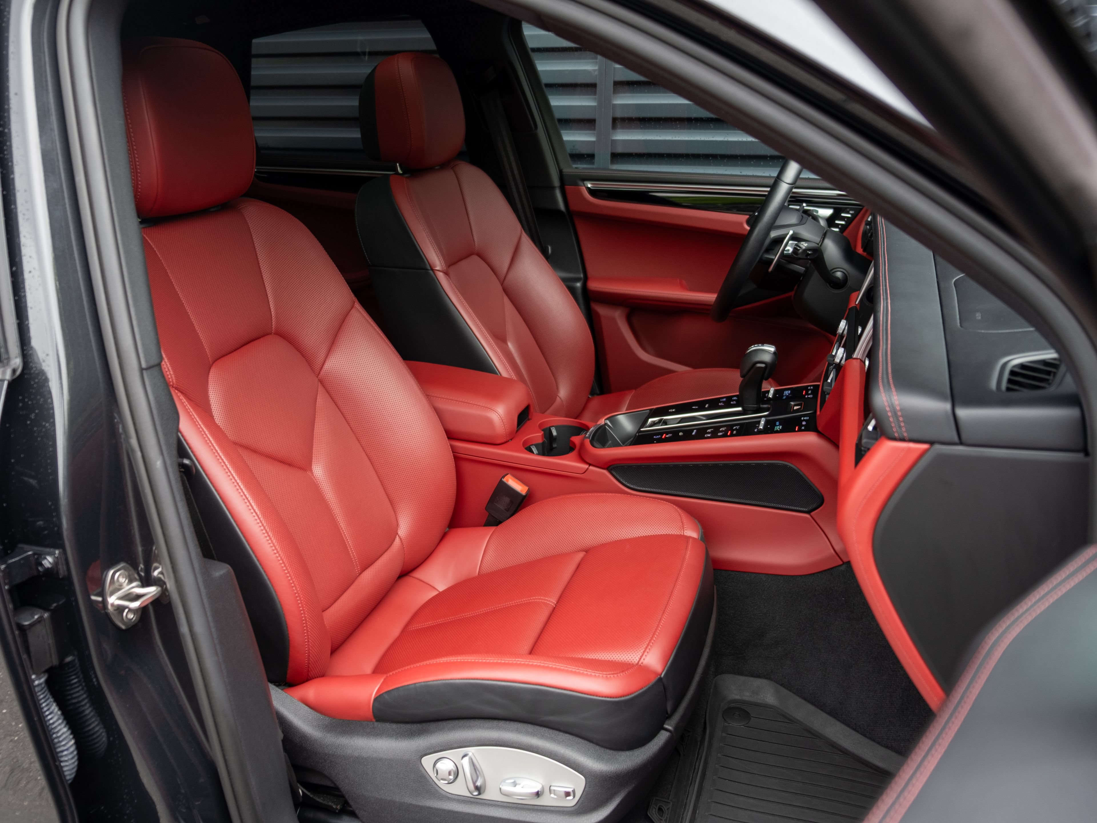 Certified 2024 Porsche Macan S AWD/4WD image 43