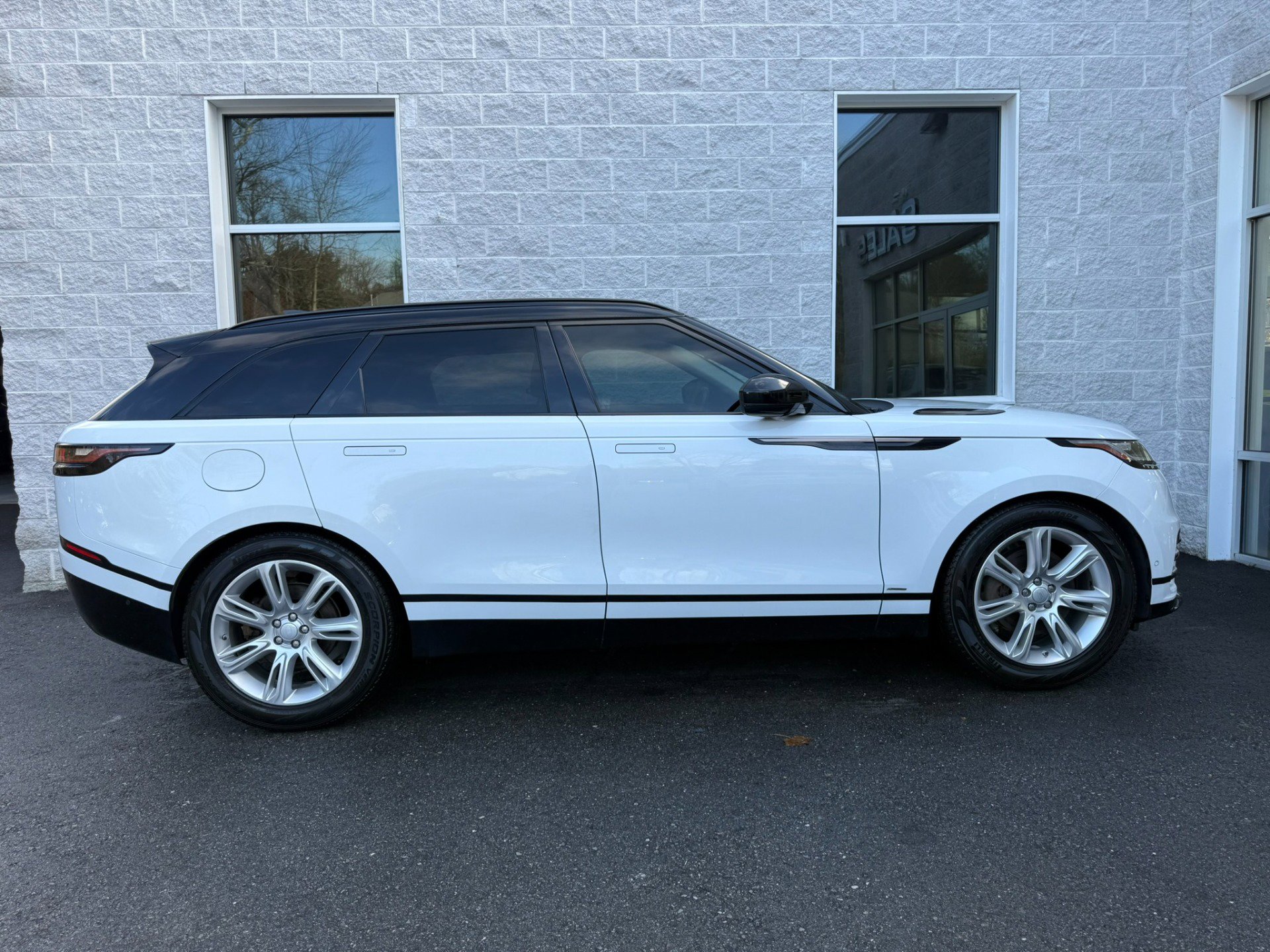 Used 2018 Land Rover Range Rover Velar R-Dynamic SE image 32