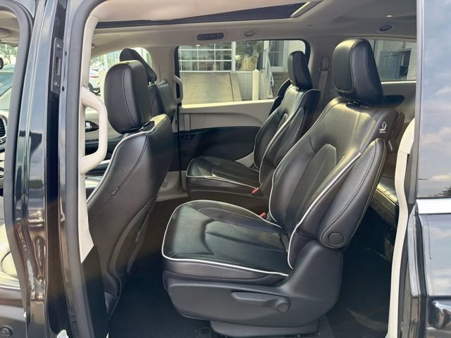 Used 2023 Chrysler Pacifica Limited FWD image 25