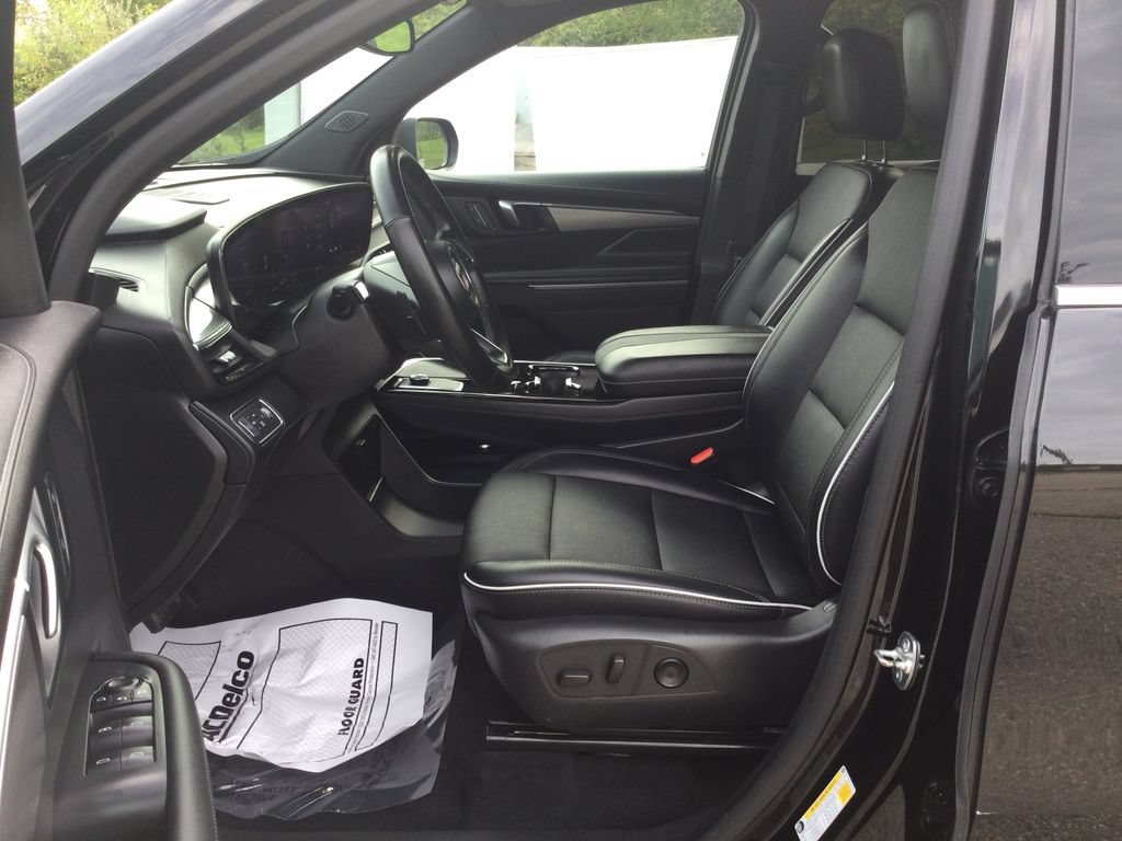 Used 2025 Buick Enclave Preferred AWD/4WD image 13