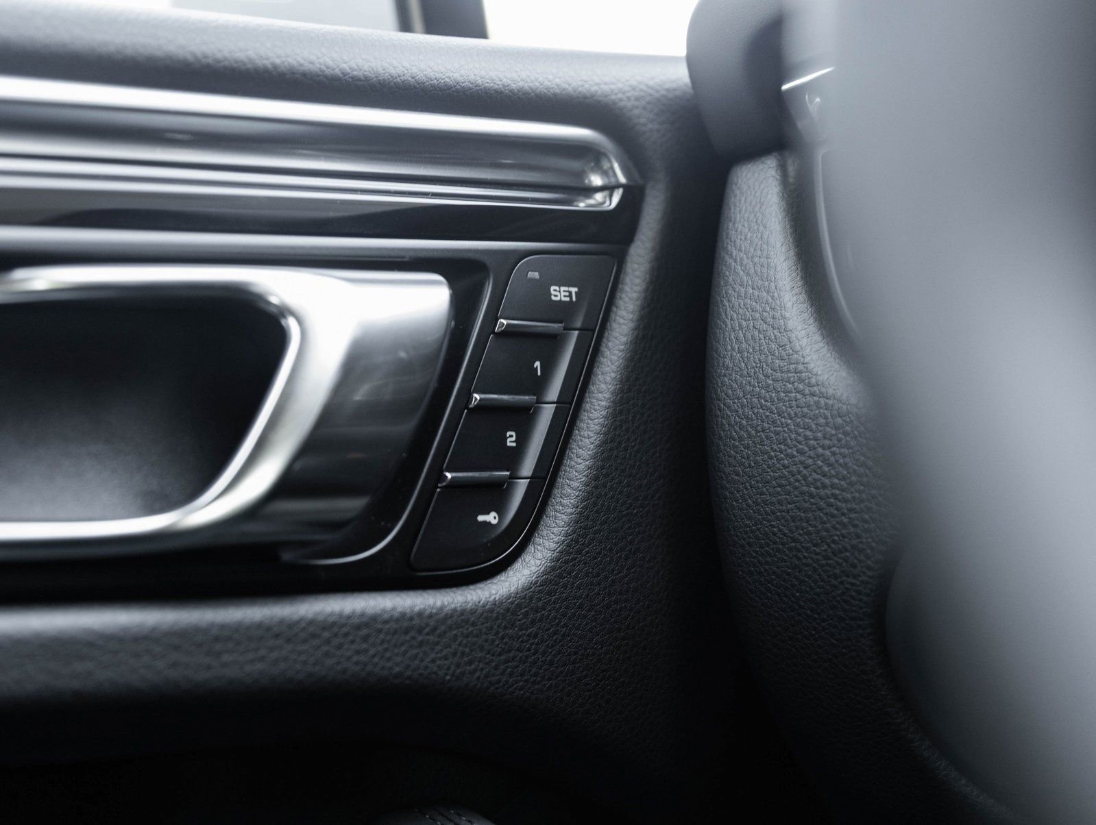 Certified 2026 Porsche Macan image 18