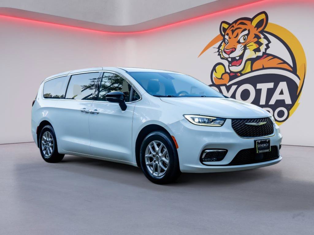 Used 2025 Chrysler Pacifica Select FWD image 3