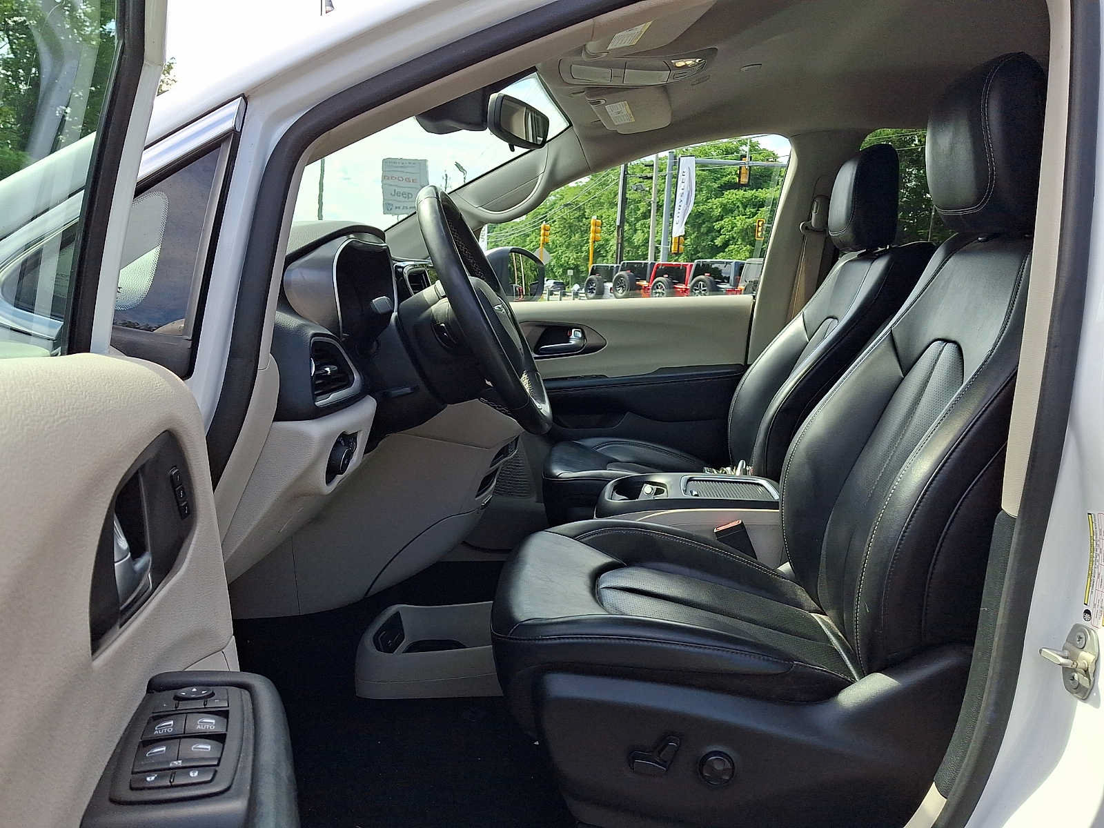 Certified 2023 Chrysler Pacifica Touring-L FWD image 17