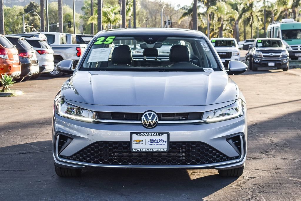 Used 2025 Volkswagen Jetta SE image 2