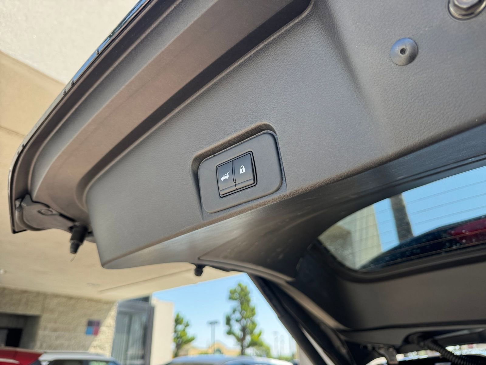 Used 2025 Nissan Rogue SV FWD image 23