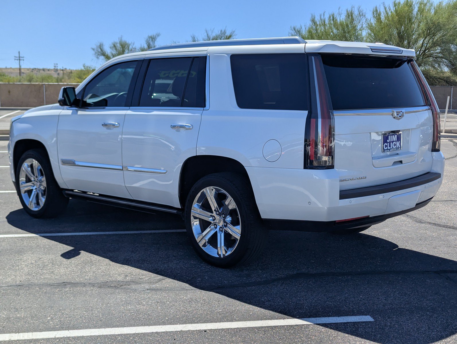 Used 2017 Cadillac Escalade Premium Luxury AWD/4WD image 4