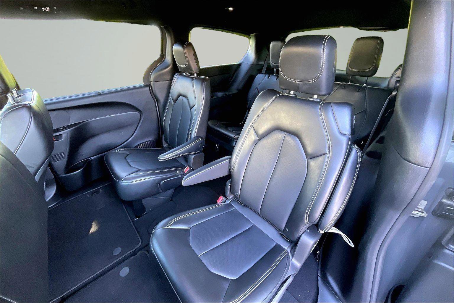 Used 2025 Chrysler Pacifica Select FWD image 24