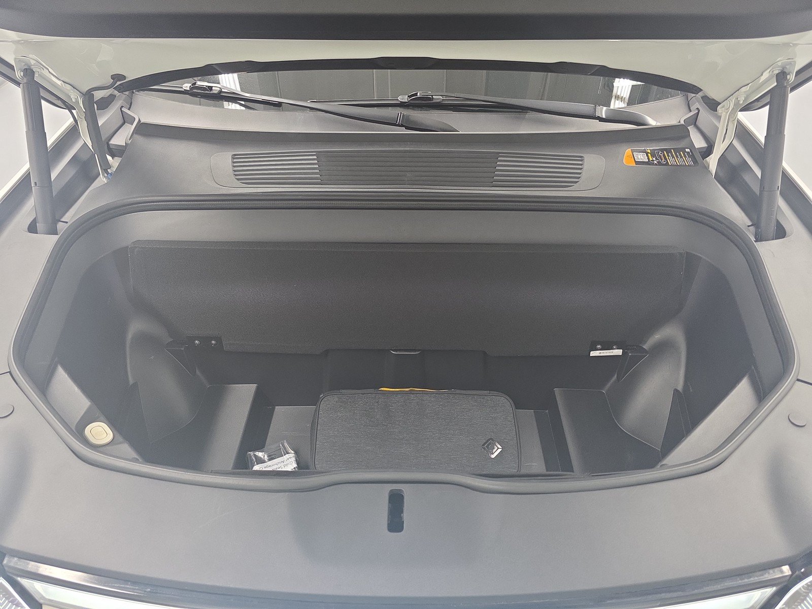 Used 2024 Rivian R1S Adventure AWD/4WD image 14