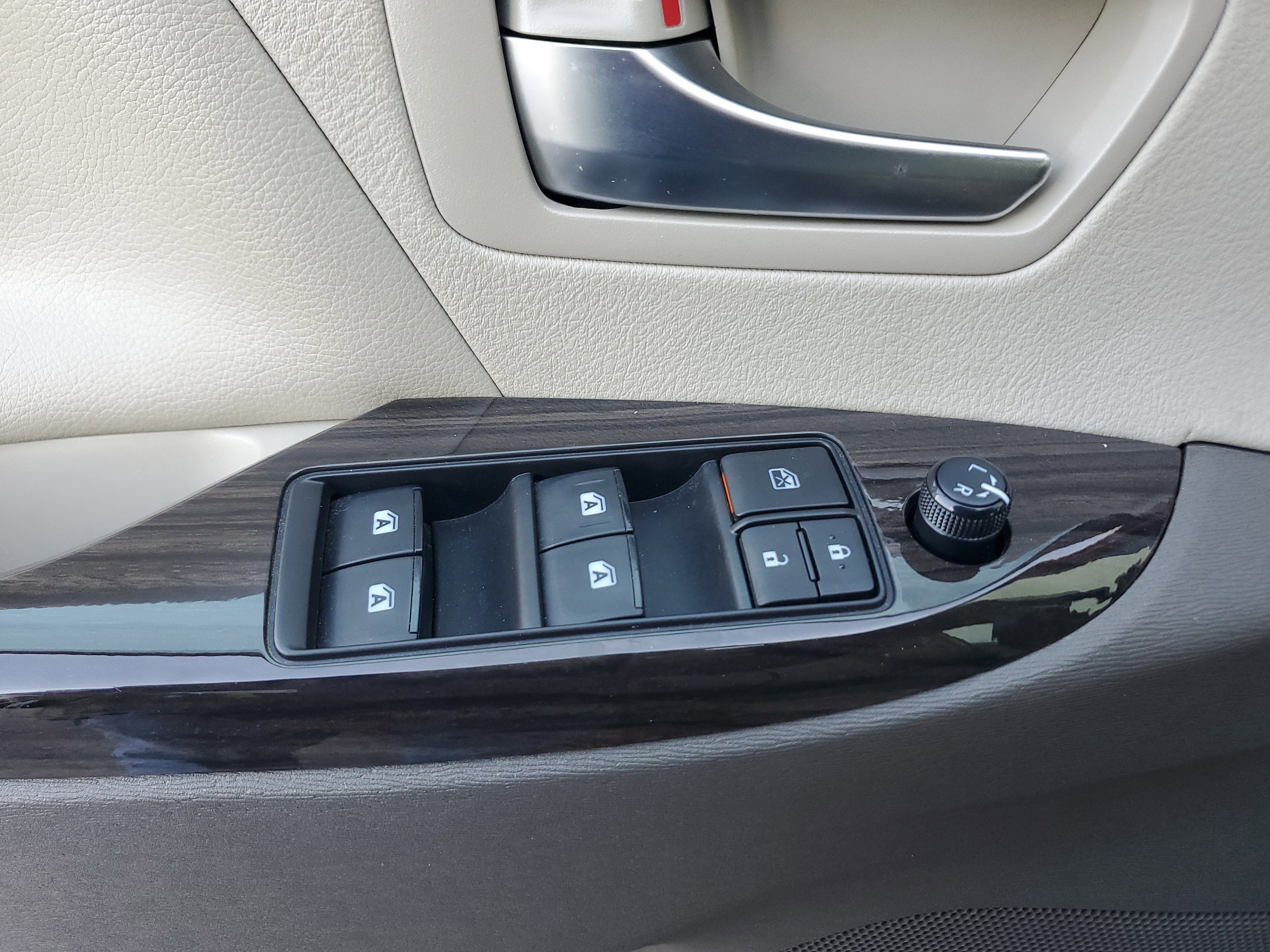 Used 2020 Toyota Sienna XLE image 30