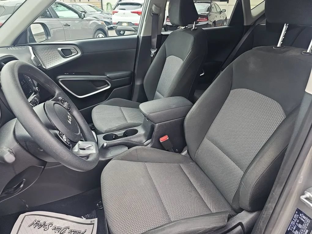 Used 2025 Kia Soul LX w/ LX Technology Package FWD image 14