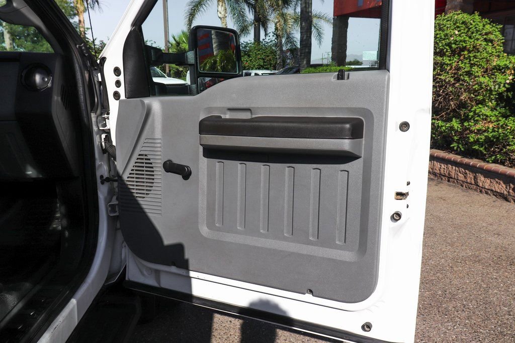 Used 2015 Ford F550 2WD Regular Cab Super Duty image 31
