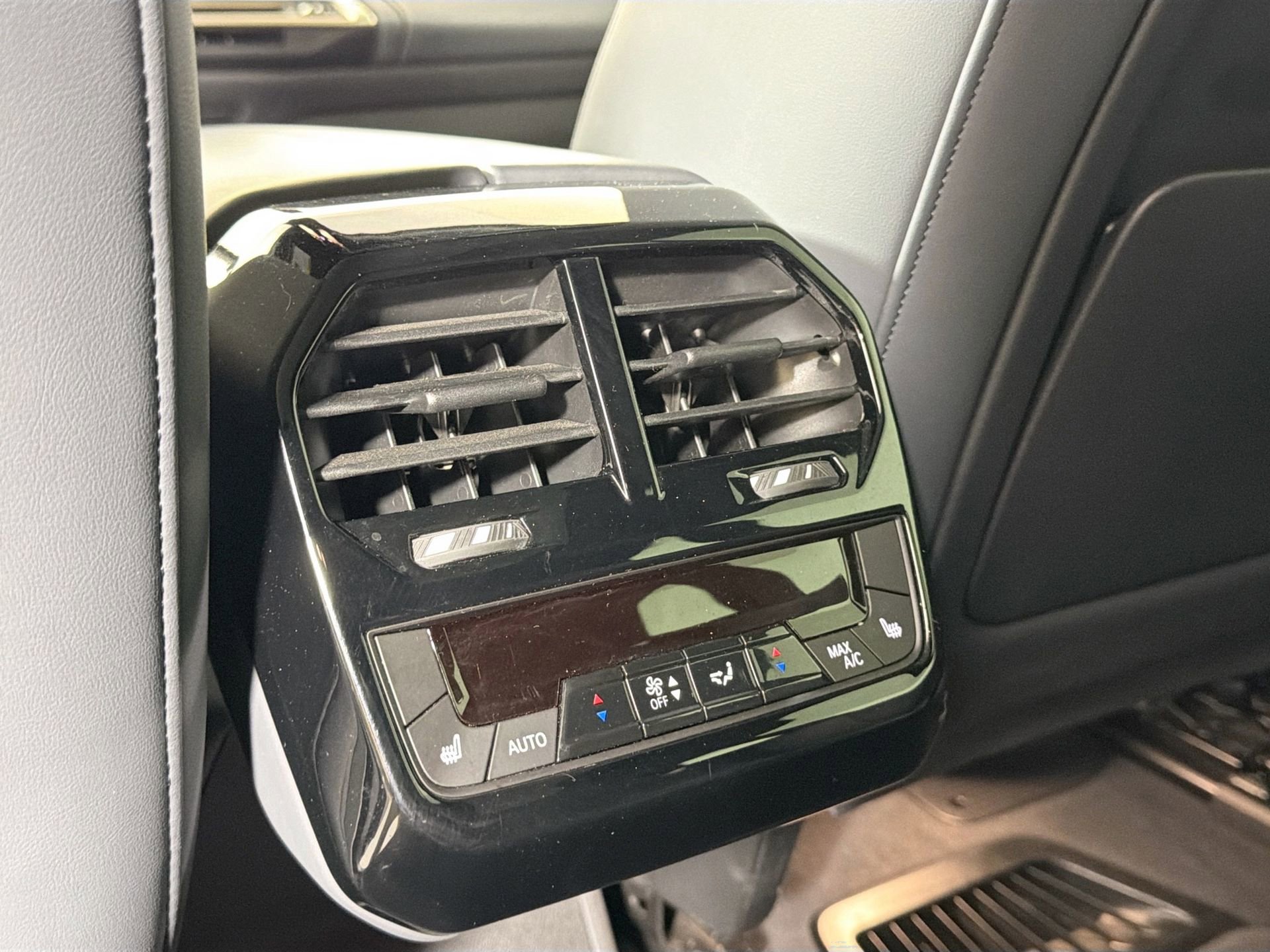 Used 2023 BMW iX xDrive50 w/ Ultimate Package image 25