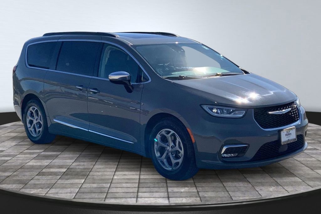 Used 2023 Chrysler Pacifica Limited image 3