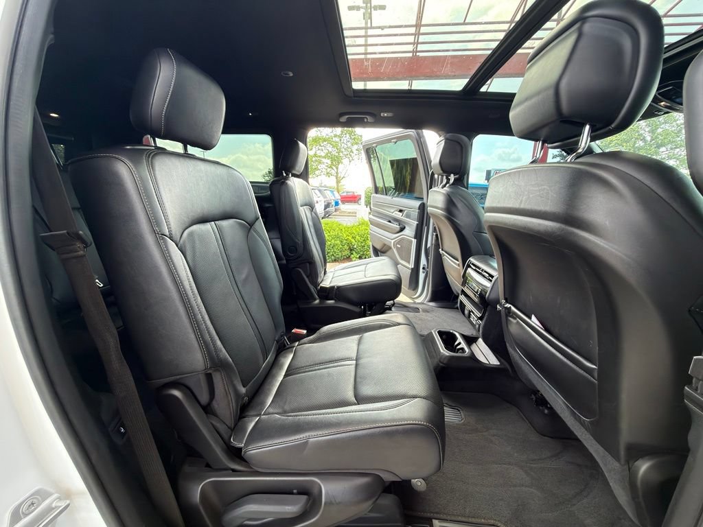 Used 2023 Jeep Wagoneer Series III w/ Premium Group I AWD/4WD image 28