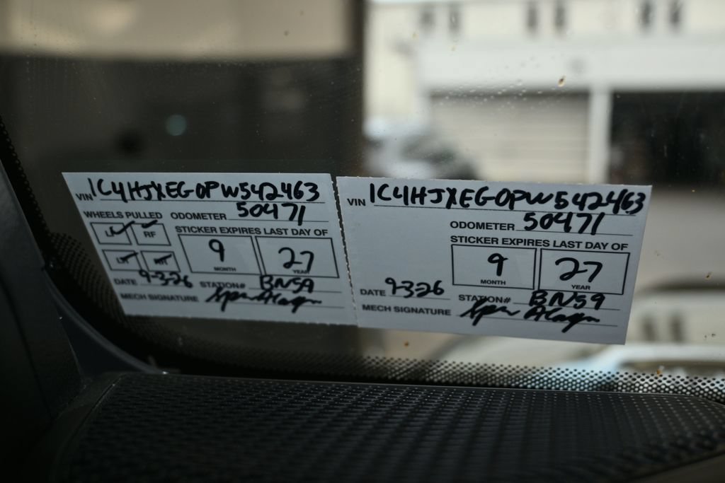 Used 2023 Jeep Wrangler Unlimited Sahara w/ Cold Weather Group AWD/4WD image 6
