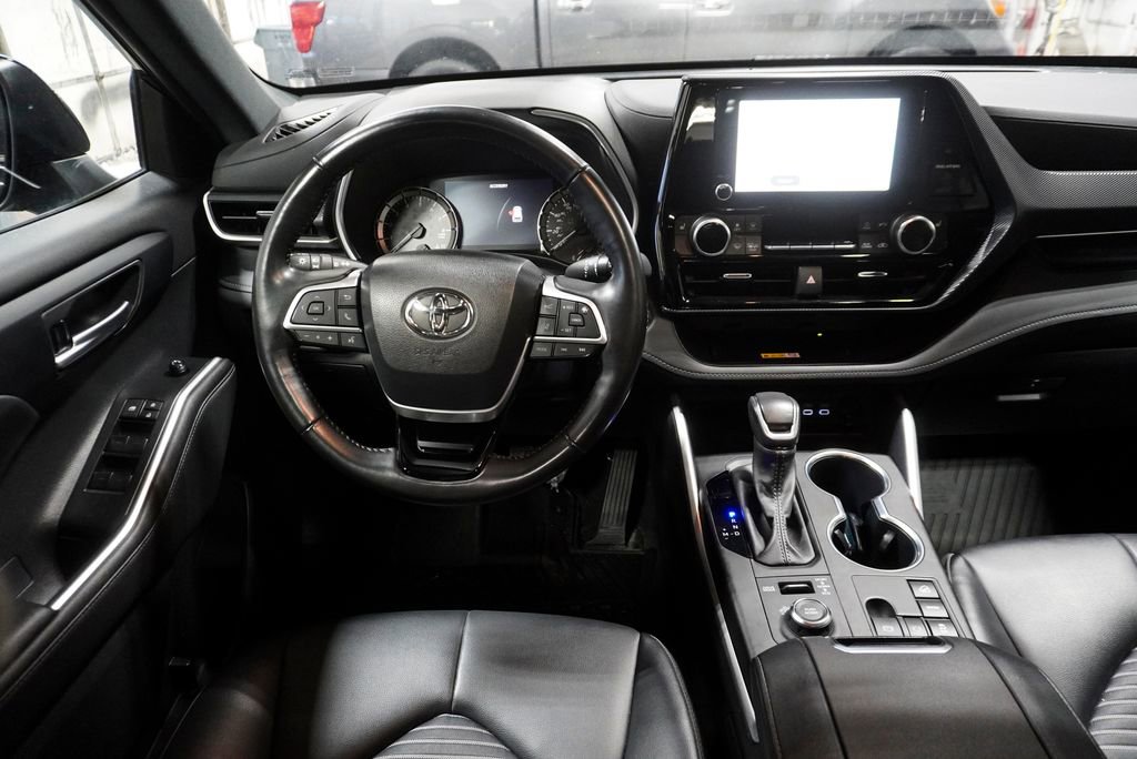 Used 2023 Toyota Highlander XSE image 12