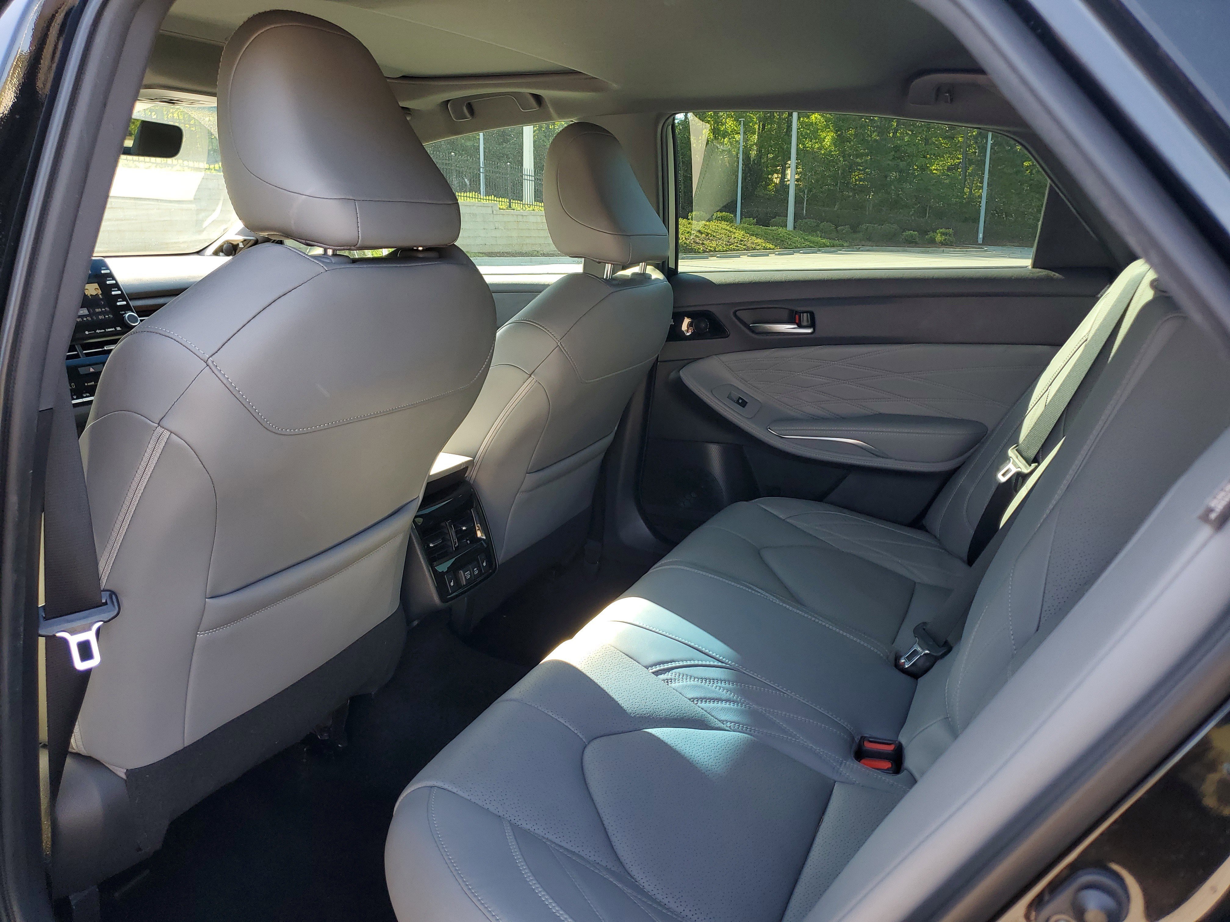 Used 2022 Toyota Avalon Limited FWD image 10