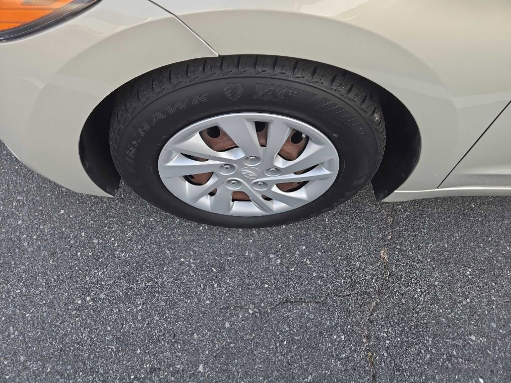 Used 2017 Hyundai Elantra SE image 11