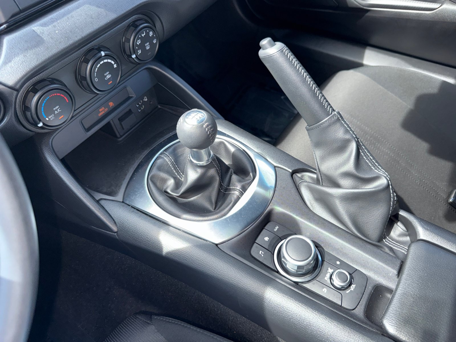 Used 2022 MAZDA MX-5 Miata Sport RWD image 13