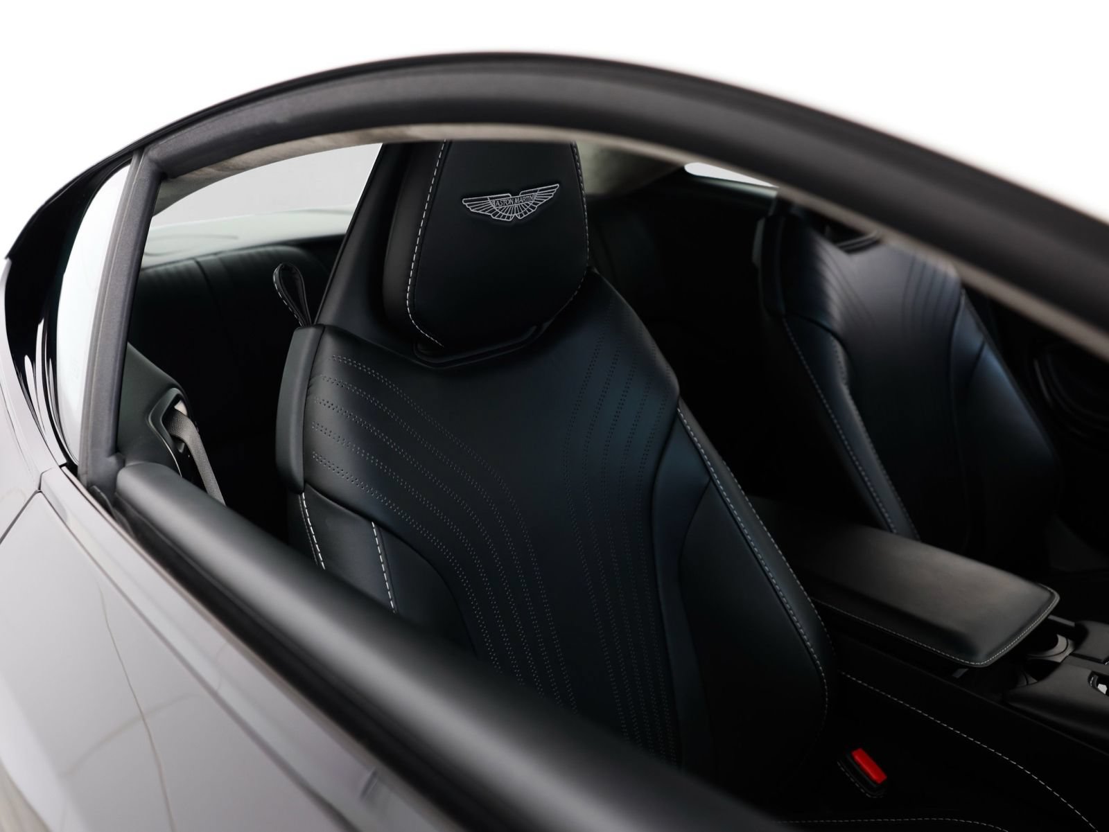 Used 2018 Aston Martin DB11 V12 RWD image 32