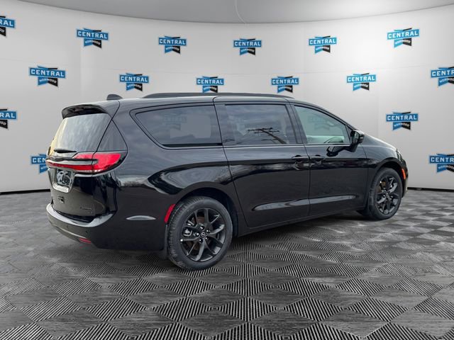 New 2026 Chrysler Pacifica Limited w/ S Appearance Package image 5