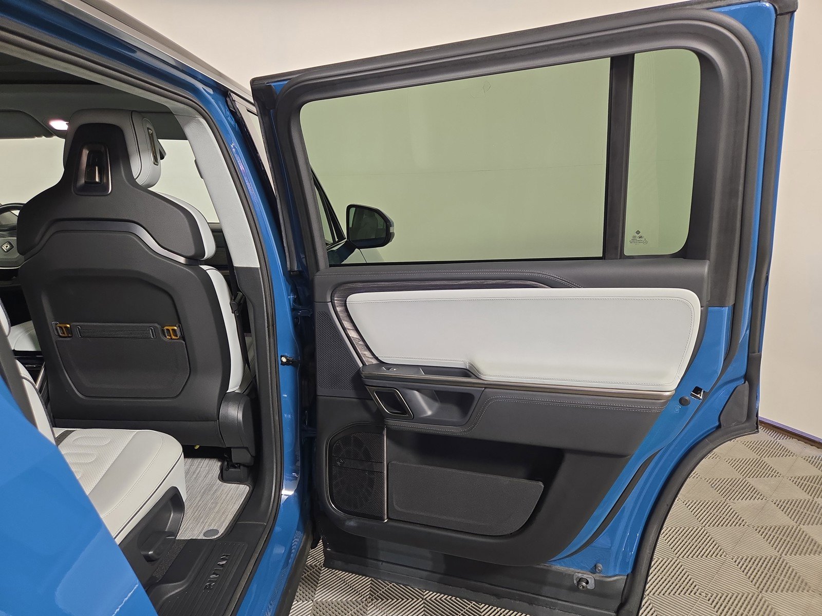 Used 2023 Rivian R1S Adventure AWD/4WD image 19