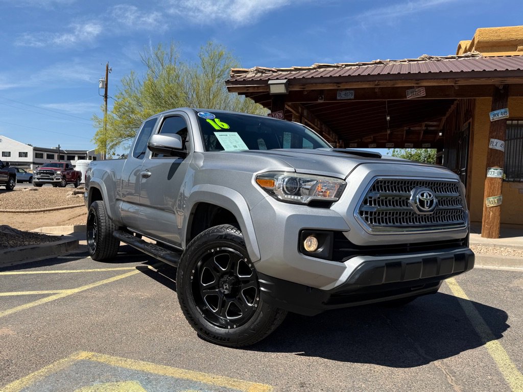 Used 2016 Toyota Tacoma TRD Sport w/ Towing Package RWD image 2